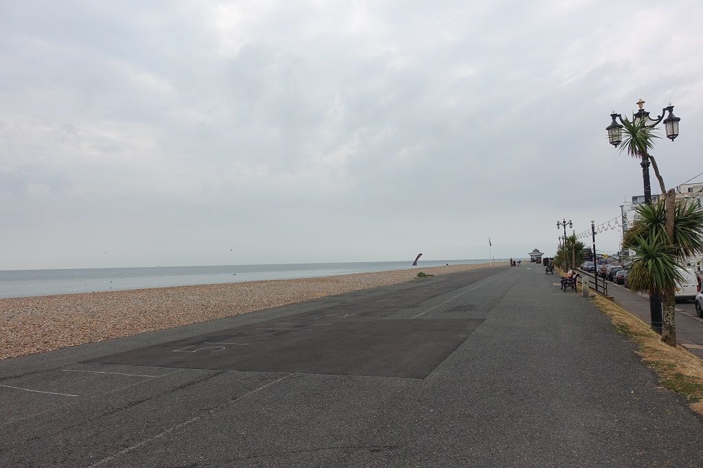 Seafront 2 - 3 minute walk.